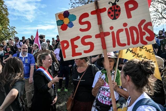PROTEST AGAINST PESTICIDES PHOTOPQR OUEST FRANCE Martin ROCHE Saint Pierre la Garenne October 3, 2026 This Saturday, October 3, 2026, a protest against pesticides is being held in Saint-Pierre-la-Garenne, Eure, Normandy. In the massive procession, farmers, patients, healthcare workers, and citizens demanded the closure of production sites such as Syngenta’s. The rally was organized by an unprecedented coalition: the Confédération paysanne, Les Soulèvements de la Terre, the association Cancer Colère, and the Collectif de soutien aux victimes des pesticides de l’Ouest (CSVPO). Here, La France Insoumise representative Mathilde Panot participated in the demonstration. Photographer: Martin ROCHE, Ouest France, Saint-Pierre-la-Garenne, October 3 Copyright: xPHOTOPQR OUESTxFRANCE MAXPPPxMartinxROCHEx 20261004OFR7275 20261004OFR7275