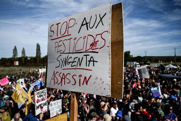 PROTEST AGAINST PESTICIDES PHOTOPQR OUEST FRANCE Martin ROCHE Saint Pierre la Garenne October 3, 2026 This Saturday, October 3, 2026, a protest against pesticides is being held in Saint-Pierre-la-Garenne, Eure, Normandy. In the massive procession, farmers, patients, healthcare workers, and citizens demanded the closure of production sites such as Syngenta’s. The rally was organized by an unprecedented coalition: the Confédération paysanne, Les Soulèvements de la Terre, the association Cancer Colère, and the Collectif de soutien aux victimes des pesticides de l’Ouest (CSVPO). Photographer: Martin ROCHE, Ouest France. Saint Pierre la Garenne, October 3, 2026. On Saturday, October 3, 2026, a protest against pesticides was held in Saint-Pierre Copyright: xPHOTOPQR OUESTxFRANCE MAXPPPxMartinxROCHEx 20261004OFR7278 20261004OFR7278