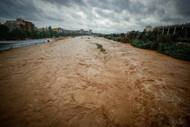 The Besòs River Exceeds the Danger Threshold in Santa Coloma de Gramenet, Barcelona. The Besòs River has risen due to last night’s torrential rains, on October 4, 2026, in Santa Coloma de Gramenet, Barcelona, Catalonia, Spain. The Generalitat’s Civil Protection Agency has issued an Es Alert to residents of Barcelona, Montcada i Reixac, Santa Coloma de Gramenet, and Sant Adrià de Besòs, Barcelona, due to the risk of the Besòs River overflowing as a result of the rainstorm. Civil Protection has asked residents in the vicinity to move to upper floors if the water reaches their homes. They also remind residents to avoid basements and ground floors and to stay away from the river OCTOBER 4, 2026 Kike Rincó Santa Coloma de Gramenet, Barcelona Copyright: xKikexRinconx 7819470