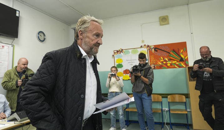 Bakir Izetbegovic casts his vote in Sarajevo SARAJEVO, BOSNIA AND HERZEGOVINA - OCTOBER 4: Bakir Izetbegovic, President of the Party of Democratic Action (SDA) and a candidate for the Presidency of Bosnia and Herzegovina, casts his vote accompanied by his wife, Sebija Izetbegovic, at the polling station located at Nafija Sarajlic Elementary School in Sarajevo, Bosnia and Herzegovina, on October 4, 2026. Samir Jordamovic Anadolu Sarajevo Bosnia and Herzegovina. Editorial use only. Please get in touch for any other usage.  Copyright: x2026xAnadoluxSamirxJordamovicx