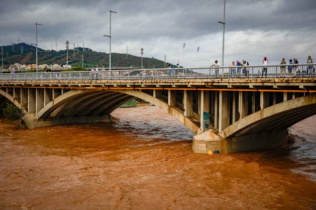 News Bilder des Tages The Besòs River Exceeds the Danger Threshold in Santa Coloma de Gramenet, Barcelona. Several people watch the Besòs River rise due to last night’s torrential rains, on October 4, 2026, in Santa Coloma de Gramenet, Barcelona, Catalonia, Spain. The Generalitat’s Civil Protection Agency has issued an Es Alert to residents of Barcelona, Montcada i Reixac, Santa Coloma de Gramenet, and Sant Adrià de Besòs, Barcelona, due to the risk of the Besòs River overflowing as a result of the rainstorm. Civil Protection has asked residents in the vicinity to go to upper floors if the water reaches their homes. They also remind residents to avoid basements and ground floors and to stay away from the river OCTOBER 4, 2026 Kike Rincó Santa Coloma de Gramen Copyright: xKikexRinconx 7819601