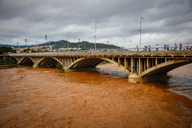 The Besòs River Exceeds the Danger Threshold in Santa Coloma de Gramenet, Barcelona. Several people watch the Besòs River rise due to last night’s torrential rains, on October 4, 2026, in Santa Coloma de Gramenet, Barcelona, Catalonia, Spain. The Generalitat’s Civil Protection Agency has issued an Es Alert to residents of Barcelona, Montcada i Reixac, Santa Coloma de Gramenet, and Sant Adrià de Besòs, Barcelona, due to the risk of the Besòs River overflowing as a result of the rainstorm. Civil Protection has asked residents in the vicinity to go to upper floors if the water reaches their homes. They also remind residents to avoid basements and ground floors and not to approach the river October 4, 2026 Kike Rincó Santa Coloma de Gramenet Copyright: xKikexRinconx 7819602
