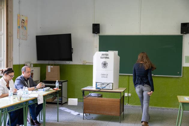 Brazilian citizens vote for their president in Madrid. Several people cast their ballots during the Brazilian presidential election at the Colegio Blanca de Castilla on October 4, 2026, in Madrid, Spain. This Sunday, October 4, Brazil will choose between the opposing candidates Lula and Flávio Bolsonaro in a very close race. The Madrid district, where 23,520 Brazilians are eligible to vote, has set up polling stations at the Colegio Blanca de Castilla, open continuously from 8 a.m. to 5 p.m. OCTOBER 4, 2026 Jesús Hellí Madrid, Spain Copyright: xJesusxHellinx 7819621