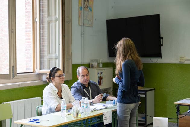 Brazilian citizens vote for their president in Madrid. Several people cast their ballots during the Brazilian presidential election at the Colegio Blanca de Castilla on October 4, 2026, in Madrid, Spain. This Sunday, October 4, Brazil will choose between the opposing candidates Lula and Flávio Bolsonaro in a very close race. The Madrid district, where 23,520 Brazilians are eligible to vote, has set up polling stations at the Colegio Blanca de Castilla, open continuously from 8 a.m. to 5 p.m. OCTOBER 4, 2026 Jesús Hellí Madrid, Spain Copyright: xJesusxHellinx 7819618