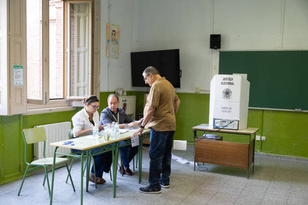 Brazilian citizens vote for their president in Madrid. Several people cast their ballots during the Brazilian presidential election at the Colegio Blanca de Castilla on October 4, 2026, in Madrid, Spain. This Sunday, October 4, Brazil will choose between the opposing candidates Lula and Flávio Bolsonaro in a very close race. The Madrid district, where 23,520 Brazilians are eligible to vote, has set up polling stations at the Colegio Blanca de Castilla, open continuously from 8 a.m. to 5 p.m. OCTOBER 4, 2026 Jesús Hellí Madrid, Spain Copyright: xJesusxHellinx 7819623