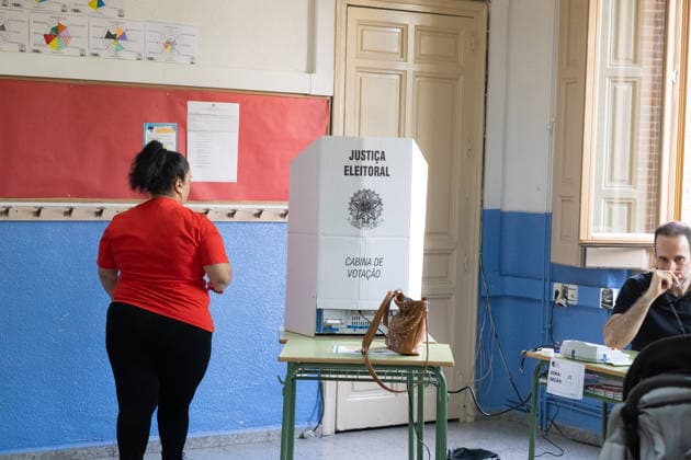 Brazilian citizens vote for their president in Madrid. Several people cast their ballots during the Brazilian presidential election at the Colegio Blanca de Castilla on October 4, 2026, in Madrid, Spain. This Sunday, October 4, Brazil will choose between the opposing candidates Lula and Flávio Bolsonaro in a very close race. The Madrid district, where 23,520 Brazilians are eligible to vote, has set up polling stations at the Colegio Blanca de Castilla, open continuously from 8 a.m. to 5 p.m. OCTOBER 4, 2026 Jesús Hellí Madrid, Spain Copyright: xJesusxHellinx 7819626