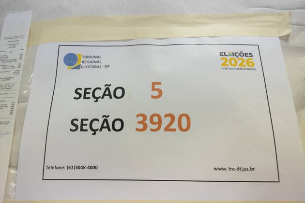 Brazilian citizens vote for their president in Madrid. Brazilian presidential elections at the Blanca de Castilla polling station on October 4, 2026, in Madrid, Spain. This Sunday, October 4, Brazil will choose between the opposing candidates Lula and Flávio Bolsonaro in a very close race. The Madrid electoral district, where 23,520 Brazilians are eligible to vote, has set up polling stations at the Blanca de Castilla School, open continuously from 8 a.m. to 5 p.m. OCTOBER 4, 2026 Jesús Hellí Madrid, Spain Copyright: xJesusxHellinx 7819631
