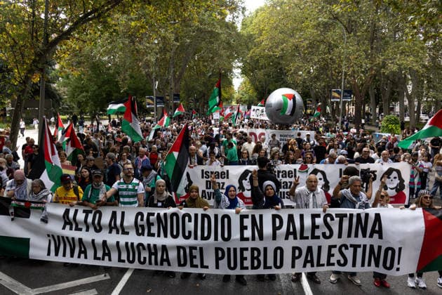 Rally in Support of Gaza, Madrid: Numerous people hold a banner reading Stop the Genocide in Palestine! Long Live the Struggle of the Palestinian People during a rally in support of the people of Gaza on October 4, 2026, in Madrid, Spain. The RESCOP platform—Solidarity Network Against the Occupation of Palestine—backed by labor organizations such as the General Confederation of Labor (CGT), has called for a nationwide demonstration in solidarity with Palestine, under the slogan The Genocide Continues, seeking to draw attention to the ongoing plight of the Palestinian people. OCTOBER 4, 2026 Ananda Manjó Madrid, Spain  Copyright: xAnandaxManjonx 7819721