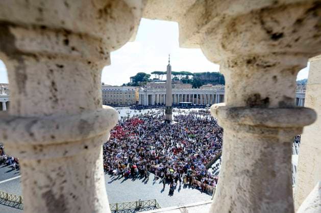ITALY - ANGELUS - VATICAN-2026 10 4 Italy, Rome, Vatican, 2026 10 4 Pope Leo XIV addresses the crowd from the window of the apostolic palace overlooking St. Peter s square during his Sunday Angelus prayer at the Vatican . EDITORIAL USE ONLY - NO BOOKS Copyright: xVATICANxMEDIA xCatholicxPressxPhotox