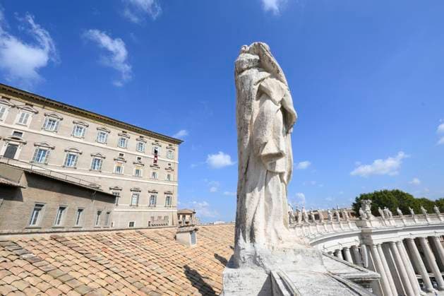 ITALY - ANGELUS - VATICAN-2026 10 4 Italy, Rome, Vatican, 2026 10 4 Pope Leo XIV addresses the crowd from the window of the apostolic palace overlooking St. Peter s square during his Sunday Angelus prayer at the Vatican . EDITORIAL USE ONLY - NO BOOKS Copyright: xVATICANxMEDIA xCatholicxPressxPhotox