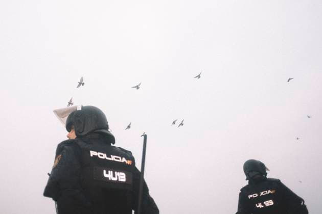 News Bilder des Tages October 4, 2026, Ceuta, Ceuta, Spain: Pigeons fly over riot police officers during the eviction of the makeshift migrant camp on El Trampolin beach in Ceuta. Spanish National Police began evicting the makeshift camp on El Trampolin beach in Ceuta on October 4, where more than 3,000 migrants, most of them young Moroccan men, were living. Dozens of police vans, armoured vehicles of the Police Intervention Units (UIP), drones and boats took part in the operation. People were taken by bus to the temporary centre at the Tarajal border to be identified, and the authorities plan to clear the beach in phases before October 15. The camp grew after a mass arrival at the end of July 2026 set off a migration and political crisis. Ceuta Spain - ZUMAs392 20261004_zip_s392_001 Copyright: xFabianxSuspensivox