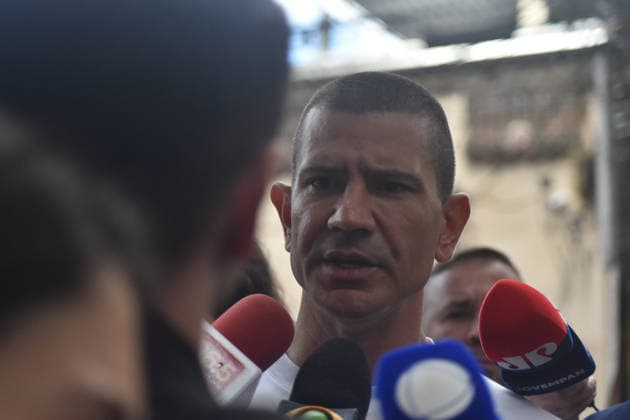 RIO DE JANEIRO, RJ - 04.10.2026: 2026 ELECTIONS IN RIO DE JANEIRO - Candidate Douglas Ruas arrives at the polling place to accompany Flavio Bolsonaro in Rio de Janeiro, this Sunday, October 4th, election day for President of Brazil. x3024757x  CristianexMota