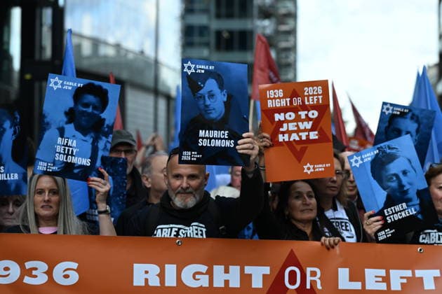 News Bilder des Tages October 4, 2026, London, London, UK: London, UK. Demonstrators representing the Jewish Block take part in a march and rally to mark the 90th anniversary of The Battle of Cable Street in the East End of London. All over the country in 1936, Mosley s British Union of Fascists were chased off the streets by a strong working class who knew that the politics of hate and division offers no solutions. The Battle of Cable Street on 4 October 1936 was by far the countryÃ¢â‚¬â ¢s biggest mobilisation against fascism. London UK  - ZUMAl94_ 20261004_zaf_l94_040 Copyright: xRayxTangx