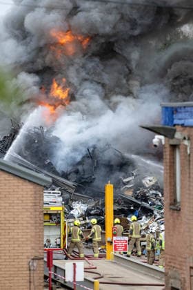 UK: Large fire in Linlithgow at metal recycling plant, Linlithgow, 4 October 2026 Pictured - A large fire broke out on Sunday morning at the Brookfield Metals plant in Linlithgow. At least 6 fire appliances were on site and could be seen running shuttles to refill with water in a nearby housing estate as explosions could be heard intermittently as firefighters fought the blaze and a large plume of smoke drifted over the town. (Photo by Andrew West EEm SIPA USA) Linlithgow Scotland Copyright: x(PhotoxbyxAndrewxWest EEm SIPAxUx