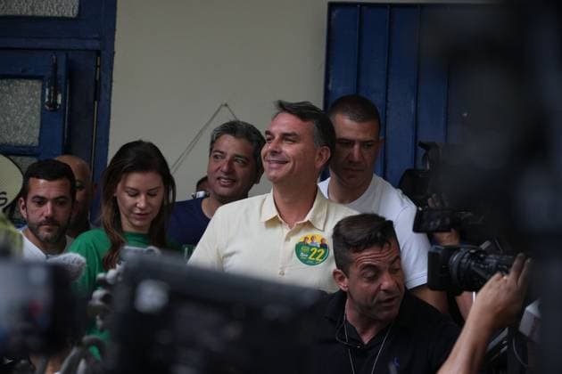 October 4, 2026, Rio De Janeiro, Brazil: RIO DE JANEIRO, BRAZIL, OCTOBER 4, 2026: Brazilian presidential candidate Flavio Bolsonaro of the Liberal Party (PL) arrives at a polling station in Rio de Janeiro to cast his ballot during the first round of Brazil s presidential election. Bolsonaro greeted supporters and spoke to reporters before voting as polling got underway across the country. Photo: JNA PRESS Rio De Janeiro Brazil  - ZUMAq101 20261004_zna_q101_032 Copyright: xMarianaxGreifx