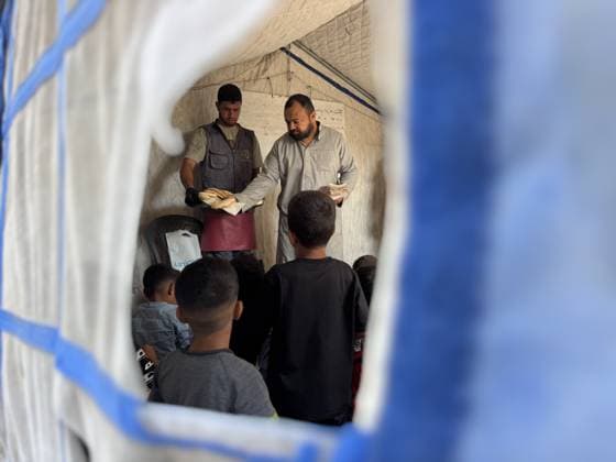 Meals distributed to students studying in makeshift tents in Gaza s Khan Yunis KHAN YUNIS, GAZA, PALESTINE - OCTOBER 04: Meals are distributed to students attending Afak School, affiliated with the Ministry of Education and Higher Education, in the Al-Mawasi area of Khan Yunis, Gaza Strip, on October 04, 2026. At the school, where students study on the ground inside torn tents without desks or chairs, meals are provided to children continuing their education amid blockade and war conditions in an effort to ease the hardships they face. Abdallah F.s. Alattar Anadolu Khan Yunis Gaza. Editorial use only. Please get in touch for any other usage.  Copyright: x2026xAnadoluxAbdallahxF.s.xAlattarx