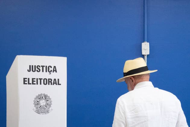 SaO PAULO, SP - 04.10.2026: 2026 ELECTIONS SP - President Luiz Inacio Lula da Silva votes at the Joao Firmino Correia de Araujo School, on the morning of this Sunday (04) in Sao Bernardo do Campo, SP. x3024815x  RodileixMorais