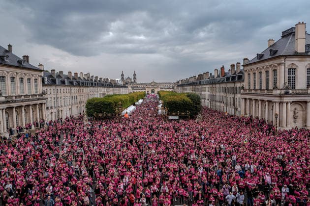 News Bilder des Tages Pink October breast cancer awareness run in Nancy NANCY, FRANCE - OCTOBER 4: Participants wearing pink take part in the Octobre Rose 5k March & Run in Nancy, as part of breast cancer awareness activities in Nancy, France on October 4, 2026. A large crowd gathered at the Palais du Gouvernement before embarking on the five-kilometer course through the city center. Muhammed Said Tako Anadolu Nancy France. Editorial use only. Please get in touch for any other usage.  Copyright: x2026xAnadoluxMuhammedxSaidxTakox