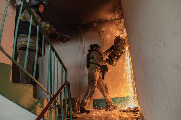 Aftermath of Russian attack on Ukraine s Kramatorsk KRAMATORSK, UKRAINE - OCTOBER 4: Ukrainian firefighters try to open a door to put out a fire following several Russian attacks on a residential area in Kramatorsk, Ukraine, 4 October 2026 Diego Herrera Carcedo Anadolu Kramatorsk Ukraine. Editorial use only. Please get in touch for any other usage.  Copyright: x2026xAnadoluxDiegoxHerreraxCarcedox