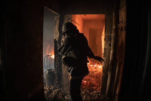 News Bilder des Tages Aftermath of Russian attack on Ukraine s Kramatorsk KRAMATORSK, UKRAINE - OCTOBER 4: Ukrainian firefighters try to put out a fire following several Russian attacks on a residential area in Kramatorsk, Ukraine, 4 October 2026 Diego Herrera Carcedo Anadolu Kramatorsk Ukraine. Editorial use only. Please get in touch for any other usage.  Copyright: x2026xAnadoluxDiegoxHerreraxCarcedox