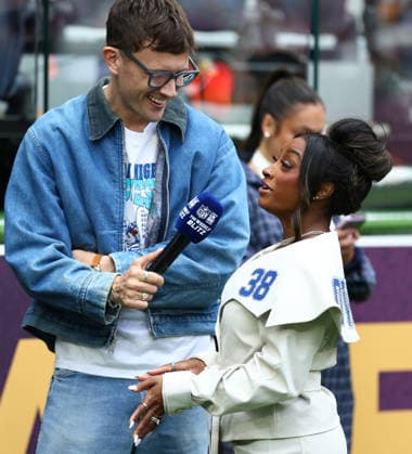 October 4, 2026, London, England, United Kingdom: US artistic gymnastics legends SIMONE BILES attends the NFL 2026 27 regular season matchday 4 between INDIANAPOLIS COLTS and WASHINGTON COMMANDERS at the Tottenham Hotspur Stadium in London, United Kingdom. London United Kingdom  - ZUMAc179 20261004_zep_c179_005 Copyright: xMickaelxChavetx