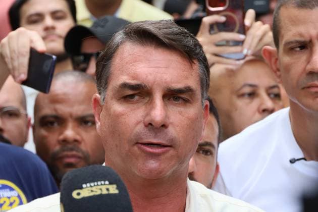 Flavio Bolsonaro votes at a school in the northern zone of Rio de Janeiro. Flavio Bolsonaro (PL RJ), senator and candidate for president of the republic, votes accompanied by his wife Fernanda, Douglas Ruas (PL RJ), state deputy and candidate for governor of Rio de Janeiro, Carlos Portinho (PL RJ), senator and candidate for re-election, and Carlos Jordy (PL RJ), federal deputy and candidate for senator, at the Barao Homem de Mello Municipal School, in Vila Isabel, in the northern zone of the city, this Sunday, the 4th. RIO DE JANEIRO Isabel Village RJ BRAZIL Copyright: xCharlesxShollx