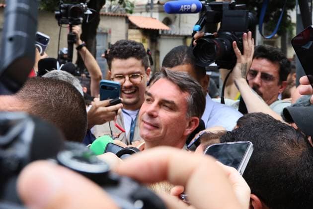 Flavio Bolsonaro votes at a school in the northern zone of Rio de Janeiro. Flavio Bolsonaro (PL RJ), senator and candidate for president of the republic, votes accompanied by his wife Fernanda, Douglas Ruas (PL RJ), state deputy and candidate for governor of Rio de Janeiro, Carlos Portinho (PL RJ), senator and candidate for re-election, and Carlos Jordy (PL RJ), federal deputy and candidate for senator, at the Barao Homem de Mello Municipal School, in Vila Isabel, in the northern zone of the city, this Sunday, the 4th. RIO DE JANEIRO Isabel Village RJ BRAZIL Copyright: xCharlesxShollx