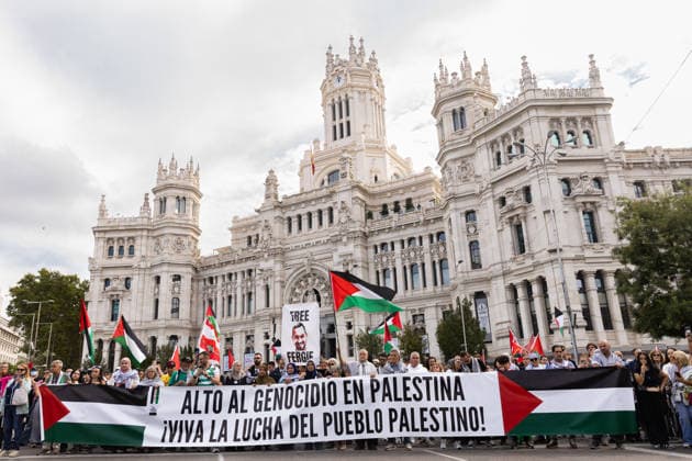 October 4, 2026, Madrid, Madrid, SPAIN: Thousands of people demonstrated in Madrid, three years after the start of Israel s latest military offensive against Palestinian populations in Gaza and the West Bank. Madrid SPAIN  - ZUMAl221 20261004_zip_l221_013 Copyright: xIgnacioxLopezxIsasmendix