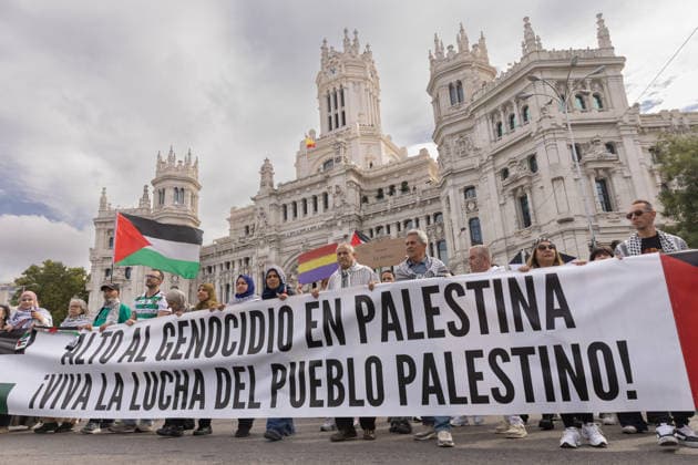 October 4, 2026, Madrid, Madrid, SPAIN: Thousands of people demonstrated in Madrid, three years after the start of Israel s latest military offensive against Palestinian populations in Gaza and the West Bank. Madrid SPAIN  - ZUMAl221 20261004_zip_l221_014 Copyright: xIgnacioxLopezxIsasmendix