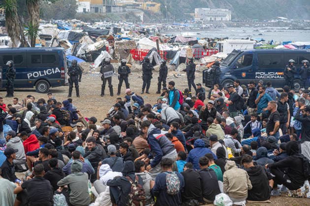 The migrants evicted from El Trampolín are divided between those who return to Morocco and those who prefer to register. National Police officers intervene during the eviction of the group of migrants gathered on El Trampolín Beach on October 4, 2026, in Ceuta, Spain. The National Police escort buses full of migrants evicted from El Trampolín Beach toward the Tarajal border area, where some choose to stay at the Temporary Care Center for Foreigners (CATE) in order to be registered and subsequently accommodated, while others prefer to return to Morocco on foot and voluntarily. OCTOBER 4, 2026 MIGRATION CRISIS Ceuta, Spain  Copyright: xMarcosxMorenox 7820096