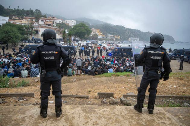 The migrants evicted from El Trampolín are divided between those who return to Morocco and those who prefer to register. National Police officers intervene during the eviction of the group of migrants gathered on El Trampolín Beach on October 4, 2026, in Ceuta, Spain. The National Police escort buses full of migrants evicted from El Trampolín Beach toward the Tarajal border area, where some choose to stay at the Temporary Care Center for Foreigners (CATE) in order to be registered and subsequently accommodated, while others prefer to return to Morocco on foot and voluntarily. OCTOBER 4, 2026 MIGRATION CRISIS Ceuta, Spain  Copyright: xMarcosxMorenox 7820087