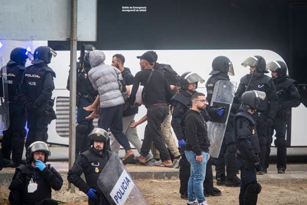 The migrants evicted from El Trampolín are divided between those who return to Morocco and those who prefer to register. National Police officers intervene during the eviction of the group of migrants gathered on El Trampolín Beach on October 4, 2026, in Ceuta, Spain. The National Police escort buses full of migrants evicted from El Trampolín Beach toward the Tarajal border area, where some choose to stay at the Temporary Care Center for Foreigners (CATE) in order to be registered and subsequently accommodated, while others prefer to return to Morocco on foot and voluntarily. OCTOBER 4, 2026 MIGRATION CRISIS Ceuta, Spain  Copyright: xMarcosxMorenox 7820093