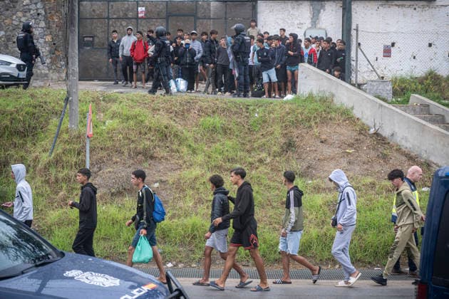 The migrants evicted from El Trampolín are divided between those who return to Morocco and those who prefer to register. National Police officers intervene during the eviction of the group of migrants gathered on El Trampolín Beach on October 4, 2026, in Ceuta, Spain. The National Police escort buses full of migrants evicted from El Trampolín Beach toward the Tarajal border area, where some choose to stay at the Temporary Care Center for Foreigners (CATE) in order to be registered and subsequently accommodated, while others prefer to return to Morocco on foot and voluntarily. OCTOBER 4, 2026 MIGRATION CRISIS Ceuta, Spain  Copyright: xMarcosxMorenox 7820103