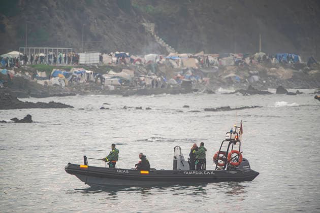 The migrants evicted from El Trampolín are divided between those who return to Morocco and those who prefer to register. Civil Guard boats patrol the coast during the evacuation of the group of migrants stranded on El Trampolín Beach, on October 4, 2026, in Ceuta, Spain. The National Police escort buses full of migrants evicted from El Trampolín Beach toward the Tarajal border area, where some choose to stay at the Temporary Care Center for Foreigners (CATE) in order to be registered and subsequently placed in shelters, while others prefer to return to Morocco on foot and voluntarily. OCTOBER 4, 2026 MIGRATION CRISIS Ceuta, Spain  Copyright: xMarcosxMorenox 7820105