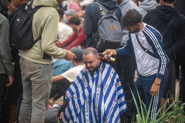 The migrants evicted from El Trampolín are divided between those who return to Morocco and those who prefer to register. Numerous migrants during the evacuation of the migrant encampment on El Trampolín Beach, on October 4, 2026, in Ceuta, Spain. The National Police escort buses full of migrants evicted from El Trampolín Beach toward the Tarajal border area, where some choose to stay at the Temporary Care Center for Foreigners (CATE) in order to be registered and subsequently accommodated, while others prefer to return to Morocco on foot and voluntarily. OCTOBER 4, 2026 MIGRATION CRISIS Ceuta, Spain  Copyright: xMarcosxMorenox 7820110