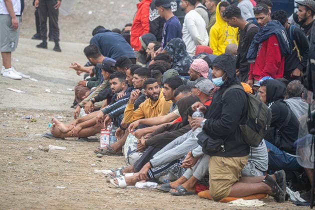 The migrants evicted from El Trampolín are divided between those who return to Morocco and those who prefer to register. Numerous migrants during the evacuation of the migrant encampment on El Trampolín Beach, on October 4, 2026, in Ceuta, Spain. The National Police escort buses full of migrants evicted from El Trampolín Beach toward the Tarajal border area, where some choose to stay at the Temporary Care Center for Foreigners (CATE) in order to be registered and subsequently accommodated, while others prefer to return to Morocco on foot and voluntarily. OCTOBER 4, 2026 MIGRATION CRISIS Ceuta, Spain  Copyright: xMarcosxMorenox 7820111