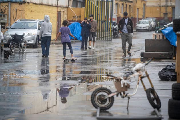 The migrants evicted from El Trampolín are divided between those who return to Morocco and those who prefer to register. Several migrants during the evacuation of the migrant encampment on El Trampolín Beach, on October 4, 2026, in Ceuta, Spain. The National Police escort buses full of migrants evicted from El Trampolín Beach toward the Tarajal border area, where some choose to stay at the Temporary Care Center for Foreigners (CATE) in order to be registered and subsequently accommodated, while others prefer to return to Morocco on foot and voluntarily. OCTOBER 4, 2026 MIGRATION CRISIS Ceuta, Spain  Copyright: xMarcosxMorenox 7820114
