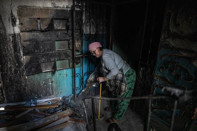 Aftermath of Russian attack on Ukraine s Kramatorsk KRAMATORSK, UKRAINE - OCTOBER 4: A woman clears rubble following several Russian attacks on a residential building in Kramatorsk, Ukraine, 4 October 2026 Diego Herrera Carcedo Anadolu Kramatorsk Ukraine. Editorial use only. Please get in touch for any other usage.  Copyright: x2026xAnadoluxDiegoxHerreraxCarcedox