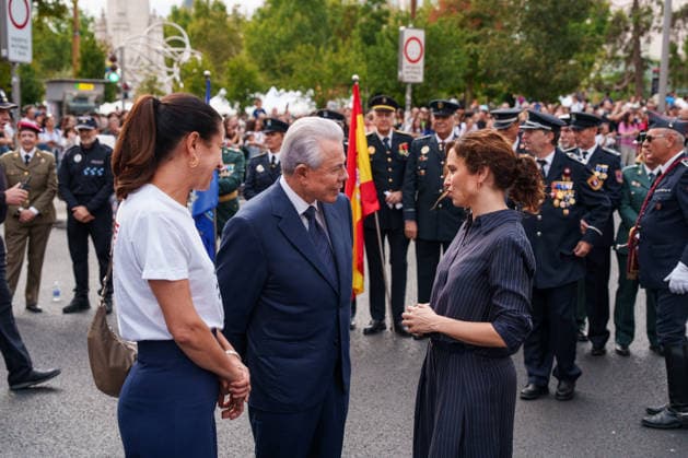 Ayuso Attends the Hispanic Heritage Parade in Madrid The president of the Community of Madrid, Isabel Díaz Ayuso (left), and the U.S. ambassador to Spain, Benjamín León (right), during the Hispanic Heritage Parade on October 4, 2025, in Madrid, Spain. For the third consecutive year, the Hispanic Heritage Parade wound its way down Gran Vía, with the largest display to date. Twenty countries from the Americas, plus the United States, Equatorial Guinea, the Philippines, Guam, and the Northern Mariana Islands, were the highlights of this year’s event. OCTOBER 4, 2026, Madrid, Spain  Copyright: xMatiasxChiofalox 7820164
