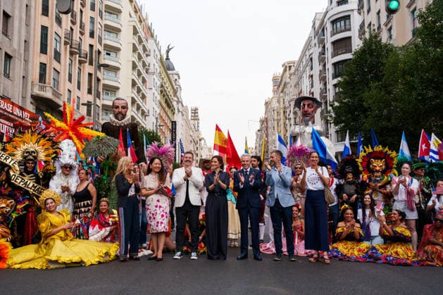 News Bilder des Tages Ayuso Attends the Hispanic Heritage Parade in Madrid Group photo taken during the Hispanic Heritage Parade on October 4, 2025, in Madrid, Spain. For the third consecutive year, the Hispanic Heritage Parade wound its way down Gran Vía, with the largest display to date. Twenty countries from the Americas, plus the United States, Equatorial Guinea, the Philippines, Guam, and the Northern Mariana Islands, were the stars of this year’s event. OCTOBER 4, 2026 Madrid, Spain  Copyright: xMatiasxChiofalox 7820167