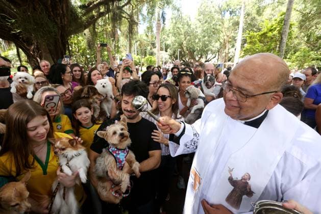 October 4, 2026, Rio De Janeiro, Rio De Janeiro, Brazil: PADRE JORGE LUIZ NEVES PEREIRA DA SILVA blessed over 100 pets who gathered at Praca Nossa Senhora da Paz in Ipanema, spreading prayers and holy water, as Nossa Senhora da Paz Church celebrated the Feast of St. Francis of Assisi with the traditional Blessing of the Animals honoring the patron saint of ecology and all creatures great and small. Rio De Janeiro Brazil  - ZUMAk251 20261004_znp_k251_009 Copyright: xBobxKarpx