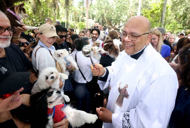 October 4, 2026, Rio De Janeiro, Rio De Janeiro, Brazil: PADRE JORGE LUIZ NEVES PEREIRA DA SILVA blessed over 100 pets who gathered at Praca Nossa Senhora da Paz in Ipanema, spreading prayers and holy water, as Nossa Senhora da Paz Church celebrated the Feast of St. Francis of Assisi with the traditional Blessing of the Animals honoring the patron saint of ecology and all creatures great and small. Rio De Janeiro Brazil  - ZUMAk251 20261004_znp_k251_014 Copyright: xBobxKarpx
