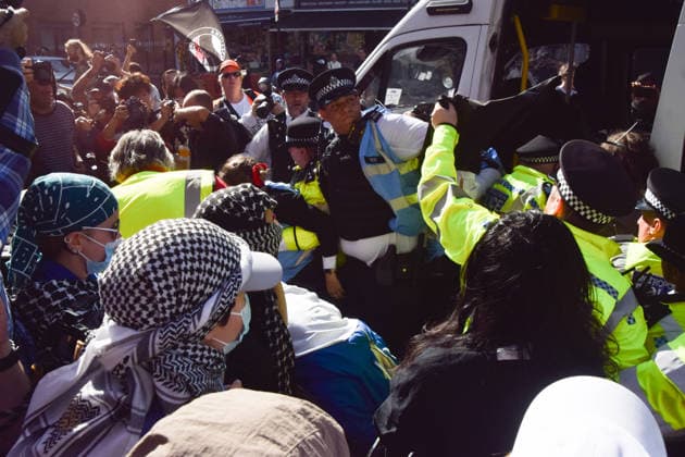 October 4, 2026, London, England, United Kingdom: Police officers scuffle with protesters as they arrest a protester during the march to Cable Street against racism and fascism, marking the 90th anniversary since the Battle of Cable Street. London United Kingdom - ZUMAv130 20261004_zip_v130_034 Copyright: xVukxValcicx