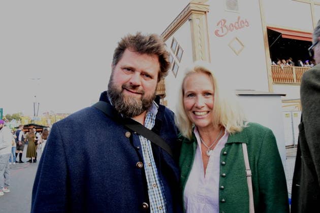 Munich, October 4, 2026, Theresienwiesn Oktoberfest in front of Bodo s Cafe Bar, Otto Lindinger Tent, Bodo s Cafe Bar, owner Antoine Monot, actor Stefanie Sick, photo: Munich