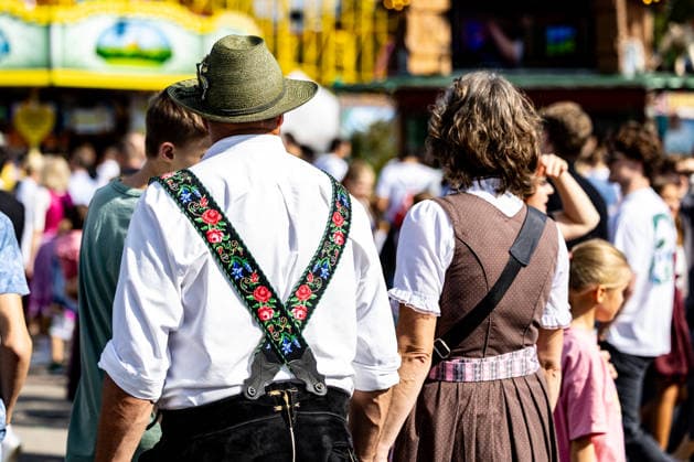 Oktoberfest 2026 in Munich, October 4, 2026: An elderly couple, dressed in traditional costume, visits Oktoberfest together on the last Sunday at the Theresienwiese. The 191st Oktoberfest took place from September 19 to October 4, 2026, at the Theresienwiese. The Munich Oktoberfest is one of the world’s largest folk festivals and at