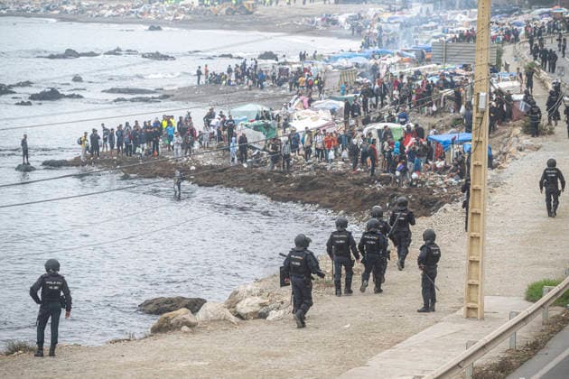 The migrants evicted from El Trampolín are divided between those who return to Morocco and those who prefer to register. National Police officers intervene during the eviction of the group of migrants gathered on El Trampolín Beach on October 4, 2026, in Ceuta, Spain. The National Police escort buses full of migrants evicted from El Trampolín Beach toward the Tarajal border area, where some choose to stay at the Temporary Care Center for Foreigners (CATE) in order to be registered and subsequently accommodated, while others prefer to return to Morocco on foot and voluntarily. OCTOBER 4, 2026 MIGRATION CRISIS Ceuta, Spain  Copyright: xMarcosxMorenox 7820575
