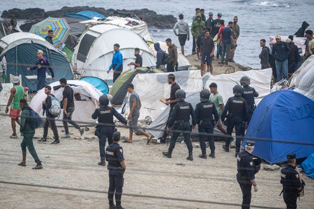 The migrants evicted from El Trampolín are divided between those who return to Morocco and those who prefer to register. National Police officers intervene during the eviction of the group of migrants gathered on El Trampolín Beach on October 4, 2026, in Ceuta, Spain. The National Police escort buses full of migrants evicted from El Trampolín Beach toward the Tarajal border area, where some choose to stay at the Temporary Care Center for Foreigners (CATE) in order to be registered and subsequently accommodated, while others prefer to return to Morocco on foot and voluntarily. OCTOBER 4, 2026 MIGRATION CRISIS Ceuta, Spain  Copyright: xMarcosxMorenox 7820580