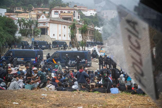 The migrants evicted from El Trampolín are divided between those who return to Morocco and those who prefer to register. National Police officers intervene during the eviction of the group of migrants gathered on El Trampolín Beach on October 4, 2026, in Ceuta, Spain. The National Police escort buses full of migrants evicted from El Trampolín Beach toward the Tarajal border area, where some choose to stay at the Temporary Care Center for Foreigners (CATE) in order to be registered and subsequently accommodated, while others prefer to return to Morocco on foot and voluntarily. OCTOBER 4, 2026 MIGRATION CRISIS Ceuta, Spain  Copyright: xMarcosxMorenox 7820586