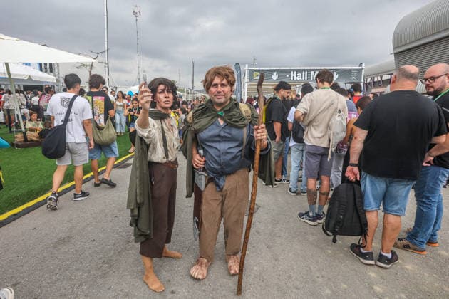 October 4, 2026: October 4, 2026 (Malaga)Elijah Wood and Sean Astin were the great stars of the Comic-Con de MoÂ¡laga. Actors Elijah Wood and Sean Astin, famous for their roles as Frodo and Sam in The Lord of the Rings, have brought this Sunday a bit of that Comarca of Middle-earth to the convention attended by 3000 people gathered in the room.  - ZUMAc161 20261004_zap_c161_064 Copyright: xLorenzoxCarnerox