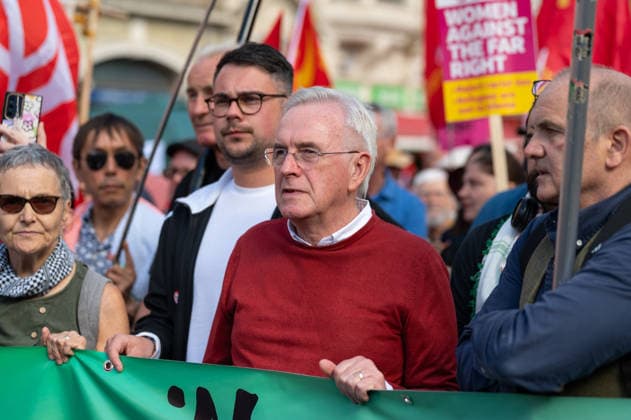 Battle of Cable Street 90th anniversary march in London - 04 Oct 2026 A banner reading The People united will defeat the Nazis and fascists is being held during a march. Thousands of people gathered in East London for a march marking the 90th anniversary of the Battle of Cable Street. Participants met outside Tower Hamlets Town Hall before marching to commemorate the 1936 mobilisation against Oswald Mosley’s British Union of Fascists, when Jewish residents and their allies opposed a planned fascist march through the East End. London United Kingdom Copyright: xAndreaxDomeniconix xSOPAxImagesx ADOMENICONI_CABLE_STREET_90_Z62_6917